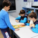 alumnos_ensena_libro_idiomas