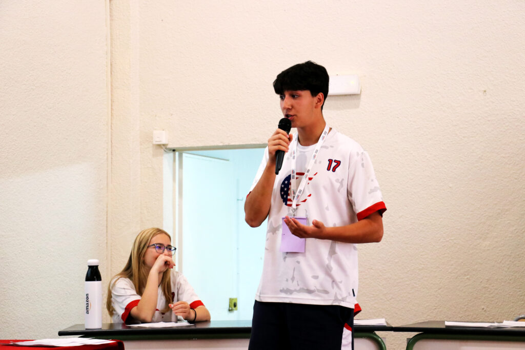 alumno_de_casvi_debatiendo_finales