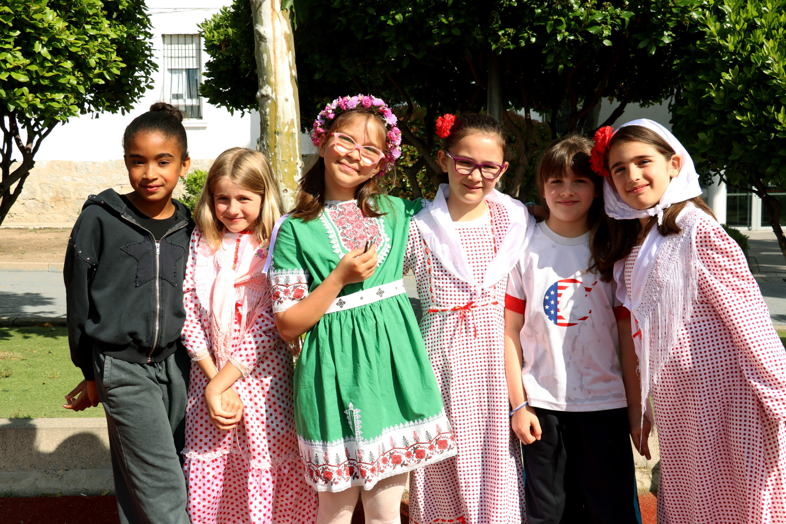 Spirit_week_vestidas_traje_regional_madrid_guatemala_estados_unidos