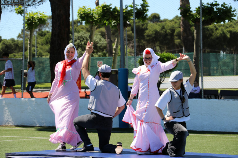 CUatro_personas_bailando_chotis_san_isidro_casvi