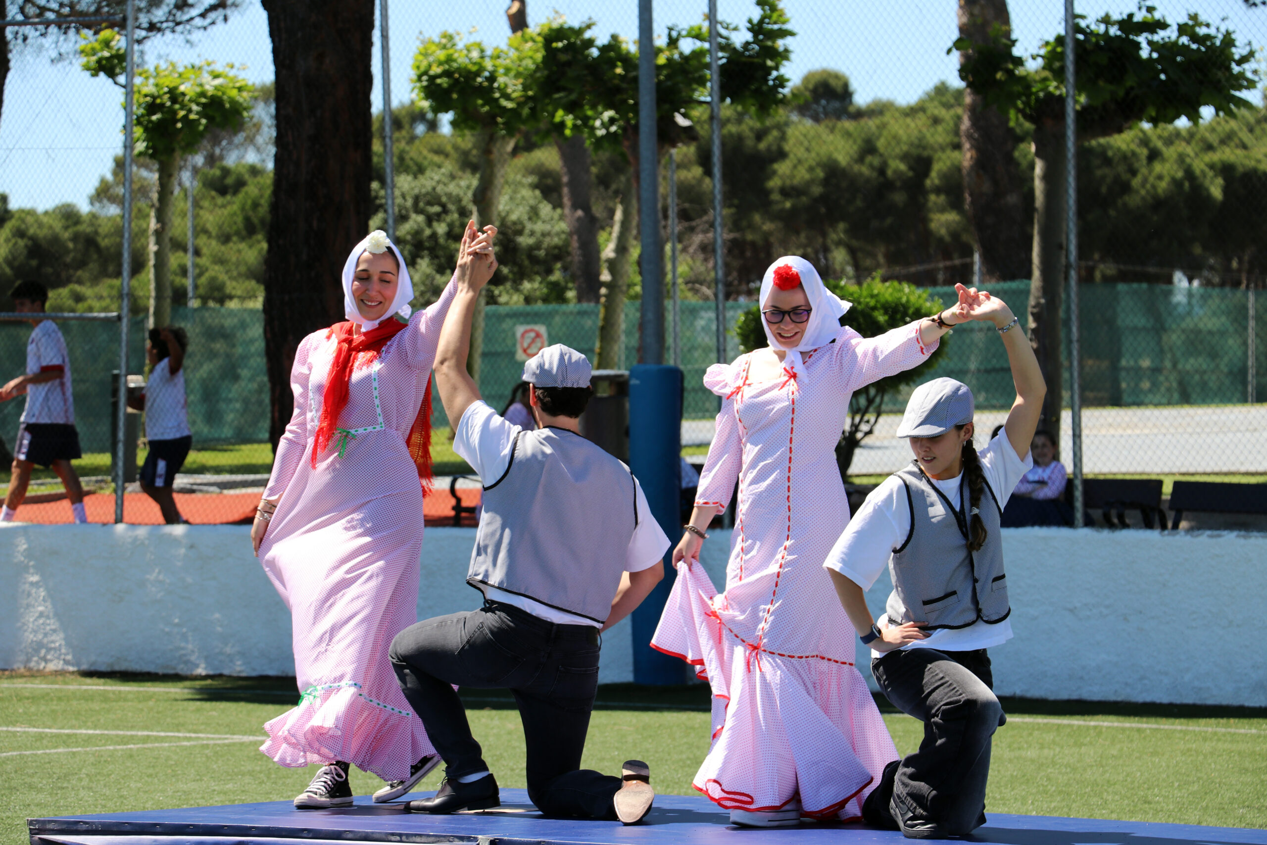 CUatro_personas_bailando_chotis_san_isidro_casvi