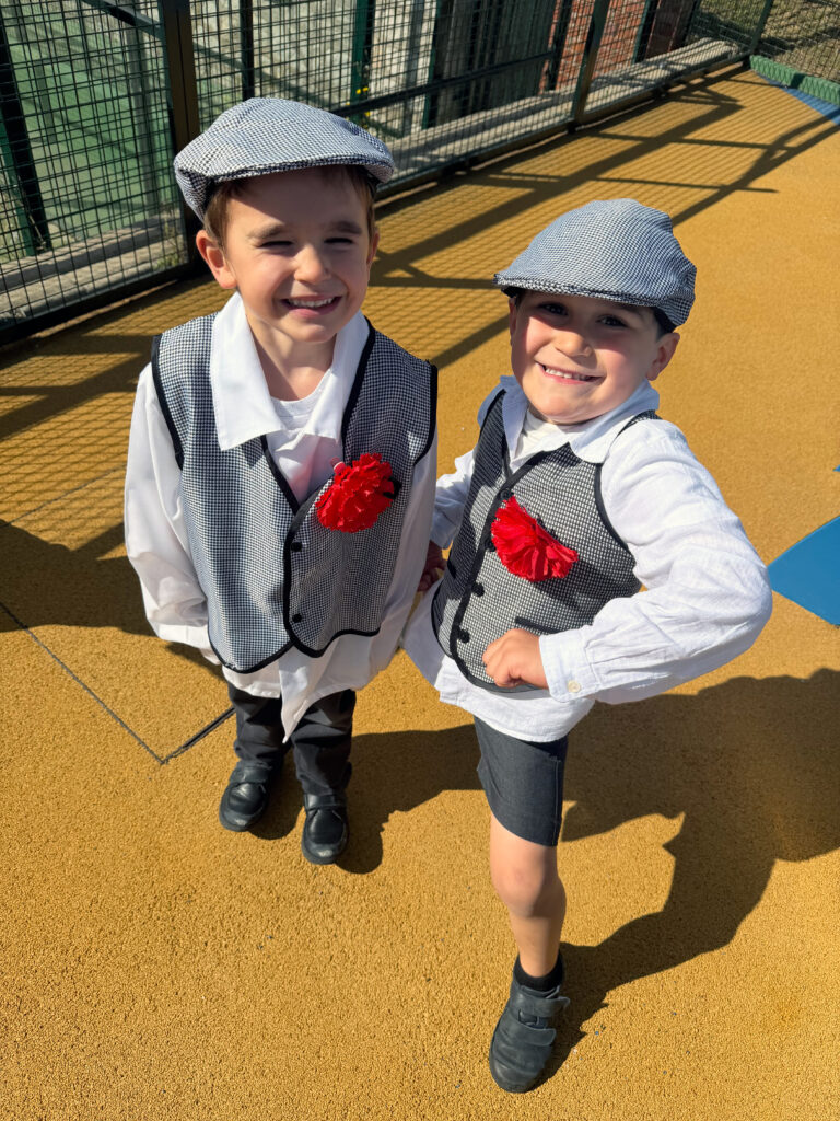 Dos alumnos Casvi vestidos de Chulapos