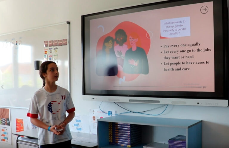 Alumna explicando su investigacion de PYP